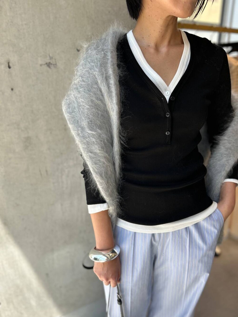 ブルー系のその他パンツ、ブラック系のTシャツ/カットソー、ホワイト系のTシャツ/カットソーを着用したレディースの夏コーディネートの4枚目の写真