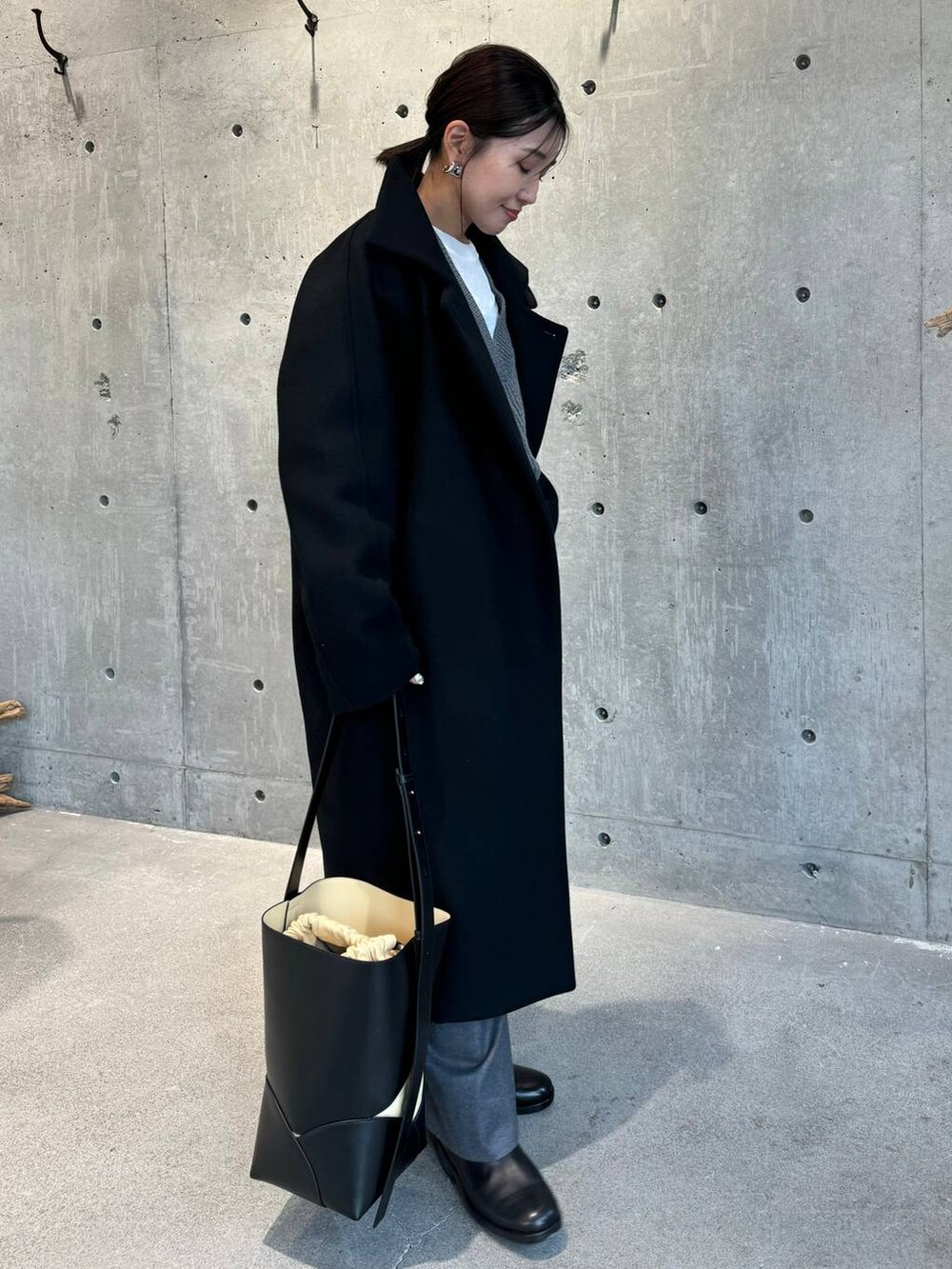 ホワイト系のTシャツ/カットソー、ブラック系のブーツ、ブラック系のその他アウターを着用したレディースの秋コーディネートの7枚目の写真