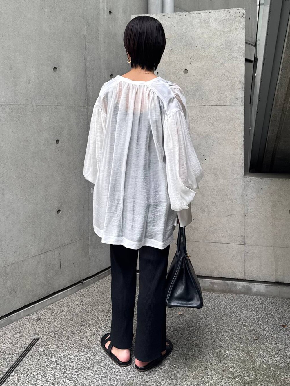 ブラック系のタンクトップ、ホワイト系のシャツ/ブラウス、ブラック系のその他パンツを着用したレディースの春コーディネートの5枚目の写真