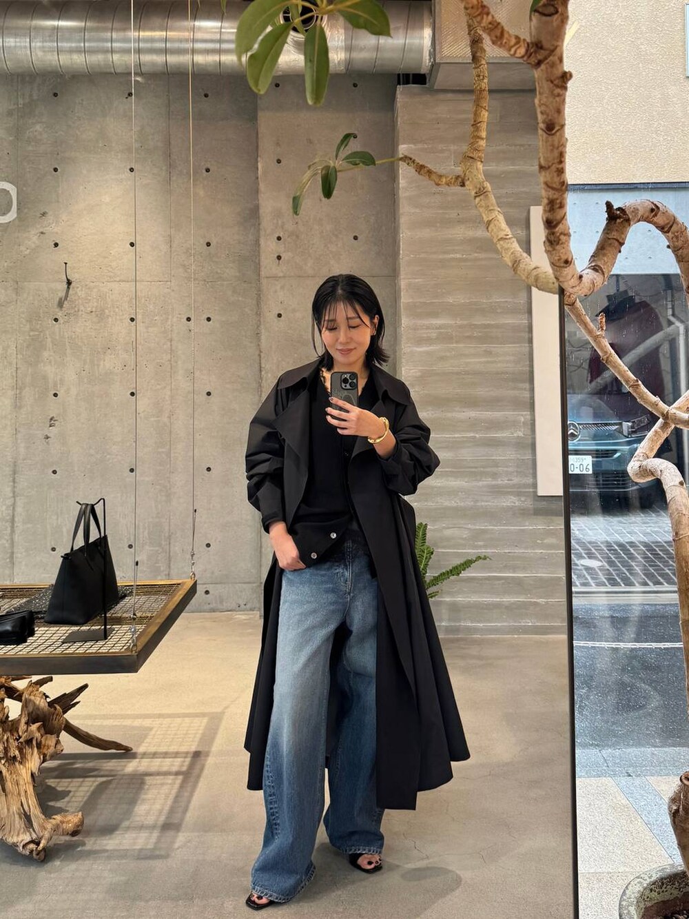 ブルー系のデニムパンツ、ブラック系のカーディガン/ボレロを着用したレディースの冬コーディネートの8枚目の写真