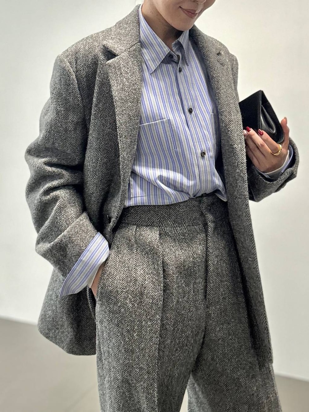 グレー系のその他パンツ、グレー系のテーラードジャケット、グレー系のマフラーを着用したレディースの秋コーディネートの5枚目の写真