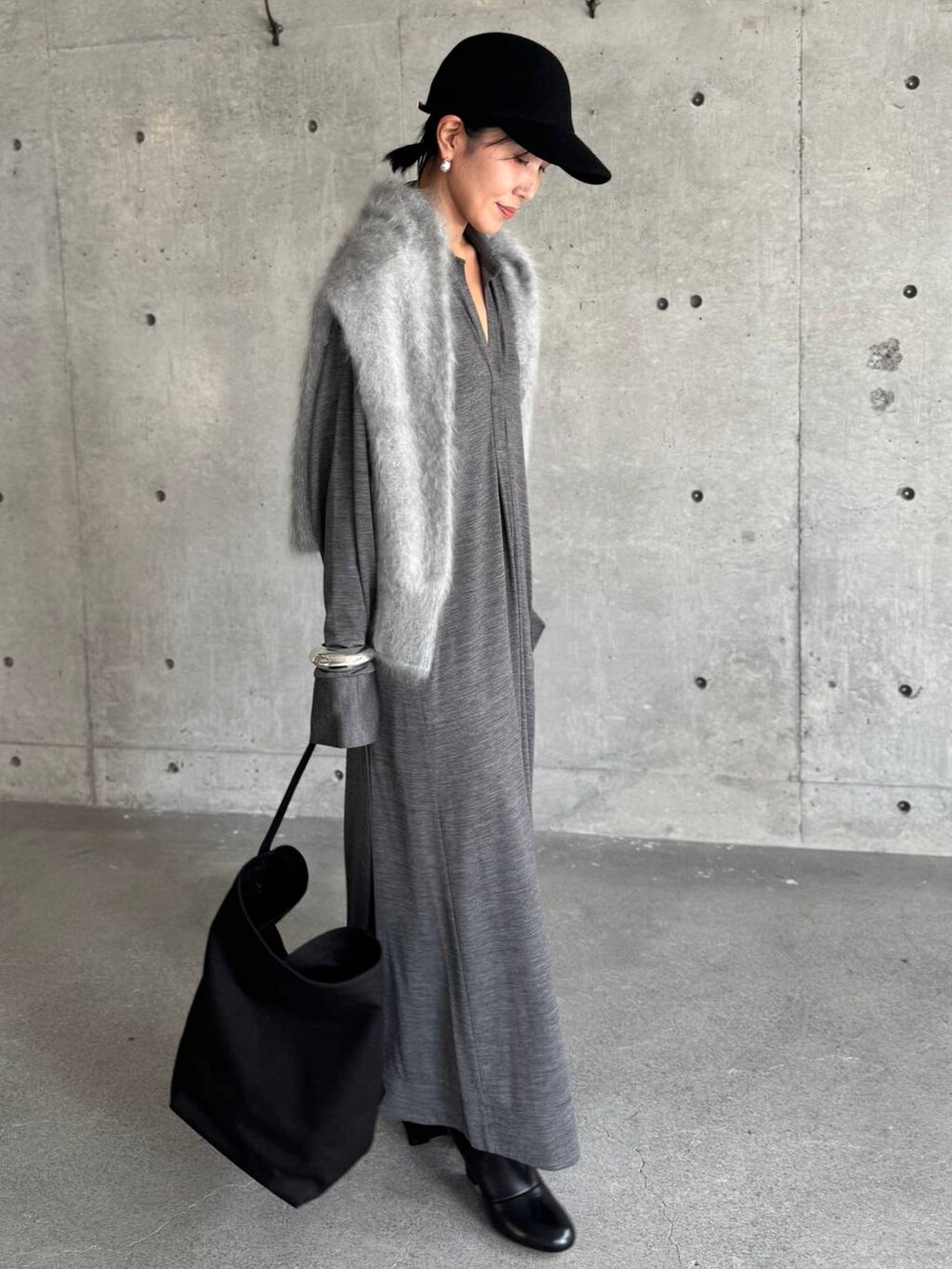 グレー系のワンピース、グレー系のニット/セーターを着用したレディースの秋コーディネートの6枚目の写真