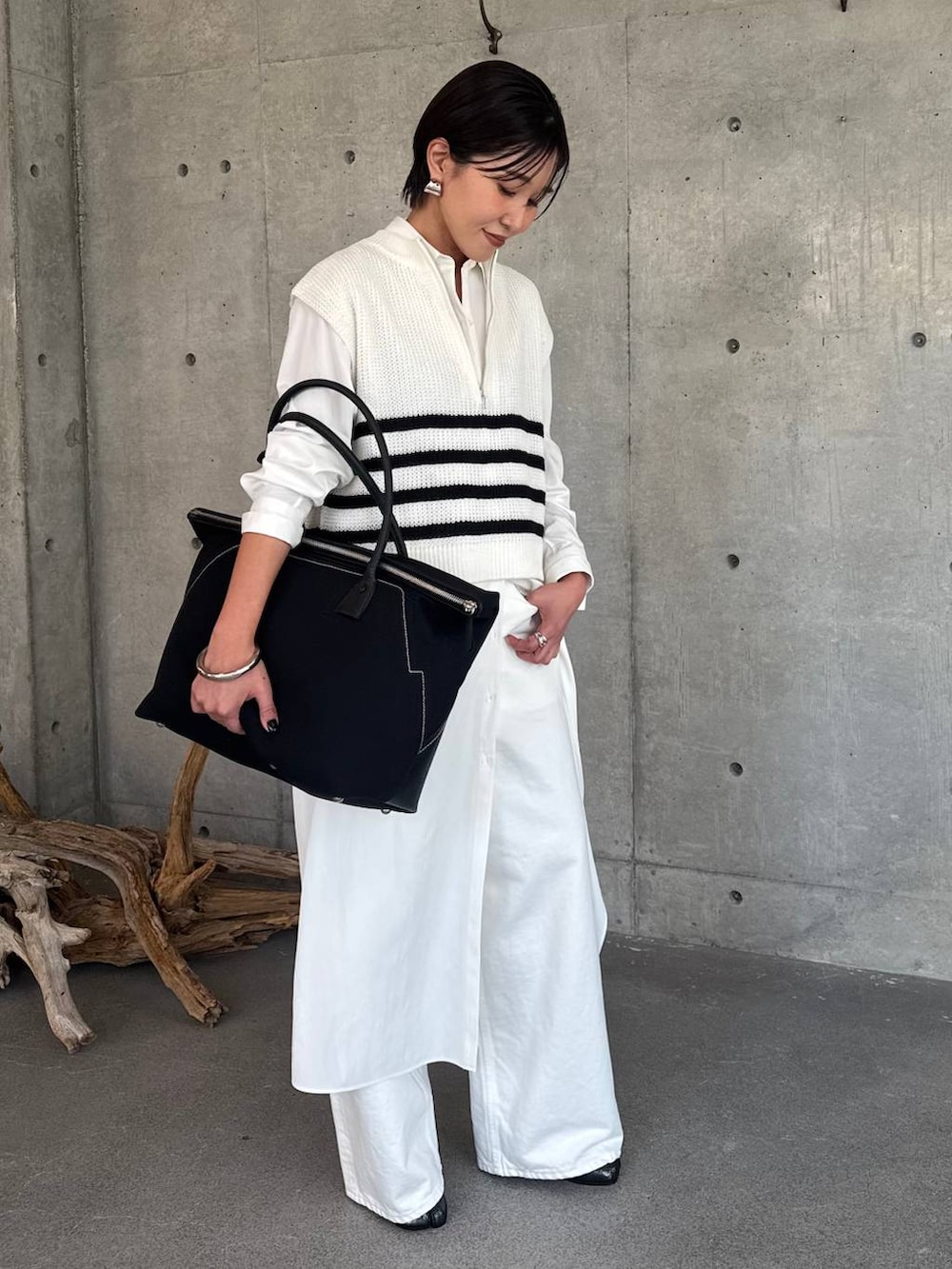 ホワイト系のデニムパンツ、ホワイト系のワンピース、その他のベストを着用したレディースの春コーディネートの5枚目の写真