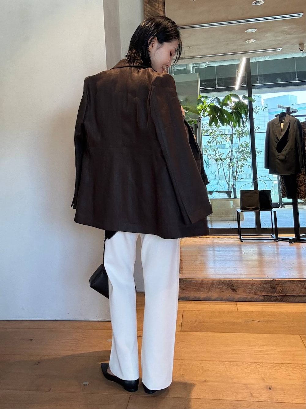 ベージュ系のその他パンツ、ブラウン系のテーラードジャケット、ベージュ系のカーディガン/ボレロを着用したレディースの冬コーディネートの3枚目の写真