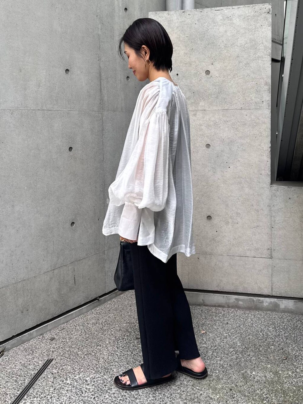 ブラック系のタンクトップ、ホワイト系のシャツ/ブラウス、ブラック系のその他パンツを着用したレディースの春コーディネートの4枚目の写真