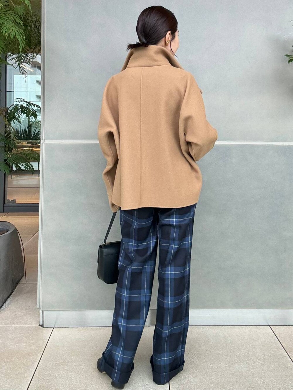 イエロー系のその他アウター、ブルー系のニット/セーター、その他のスラックスを着用したレディースの秋コーディネートの5枚目の写真