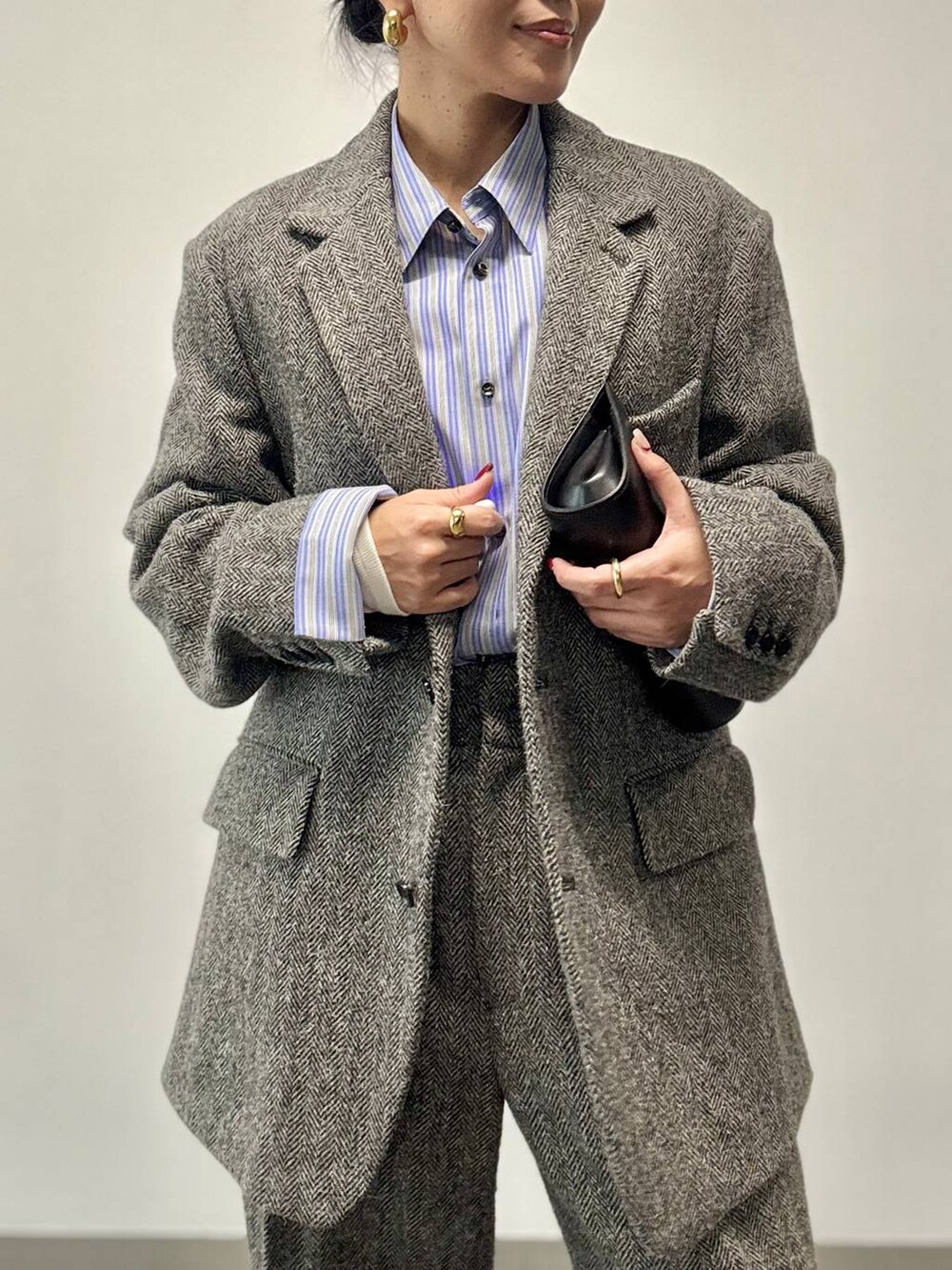グレー系のその他パンツ、グレー系のテーラードジャケット、グレー系のマフラーを着用したレディースの秋コーディネートの4枚目の写真
