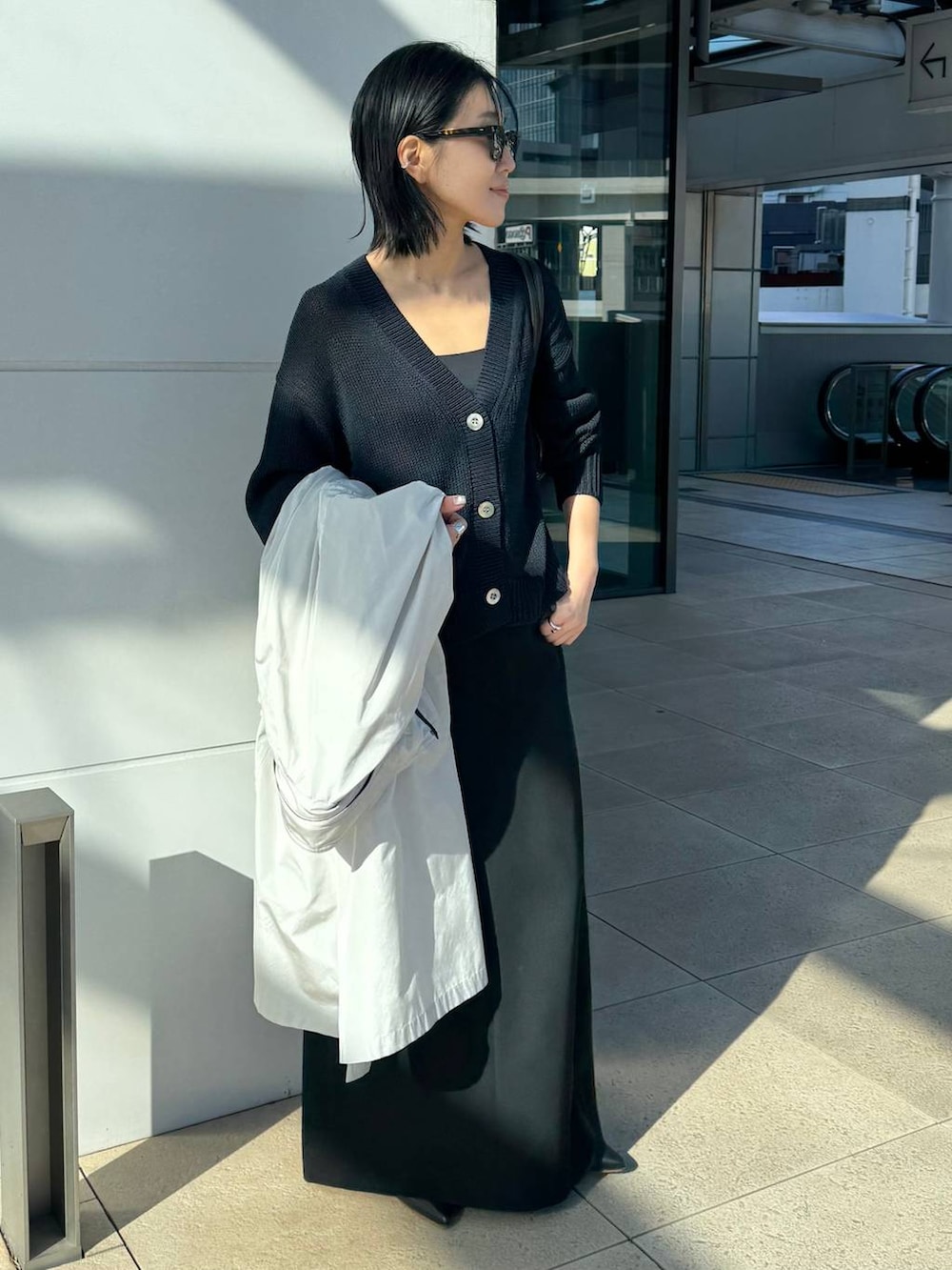 グレー系のナイロンジャケット、ブルー系のカーディガン/ボレロを着用したレディースの冬コーディネートの9枚目の写真