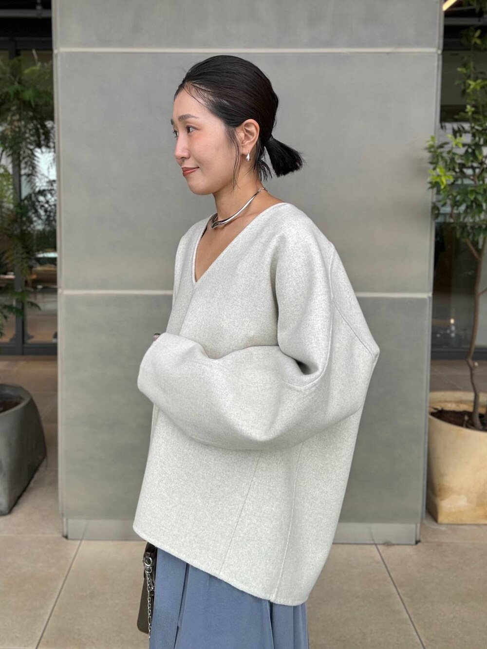 ホワイト系のその他トップス、ブルー系のスカートを着用したレディースの秋コーディネートの9枚目の写真