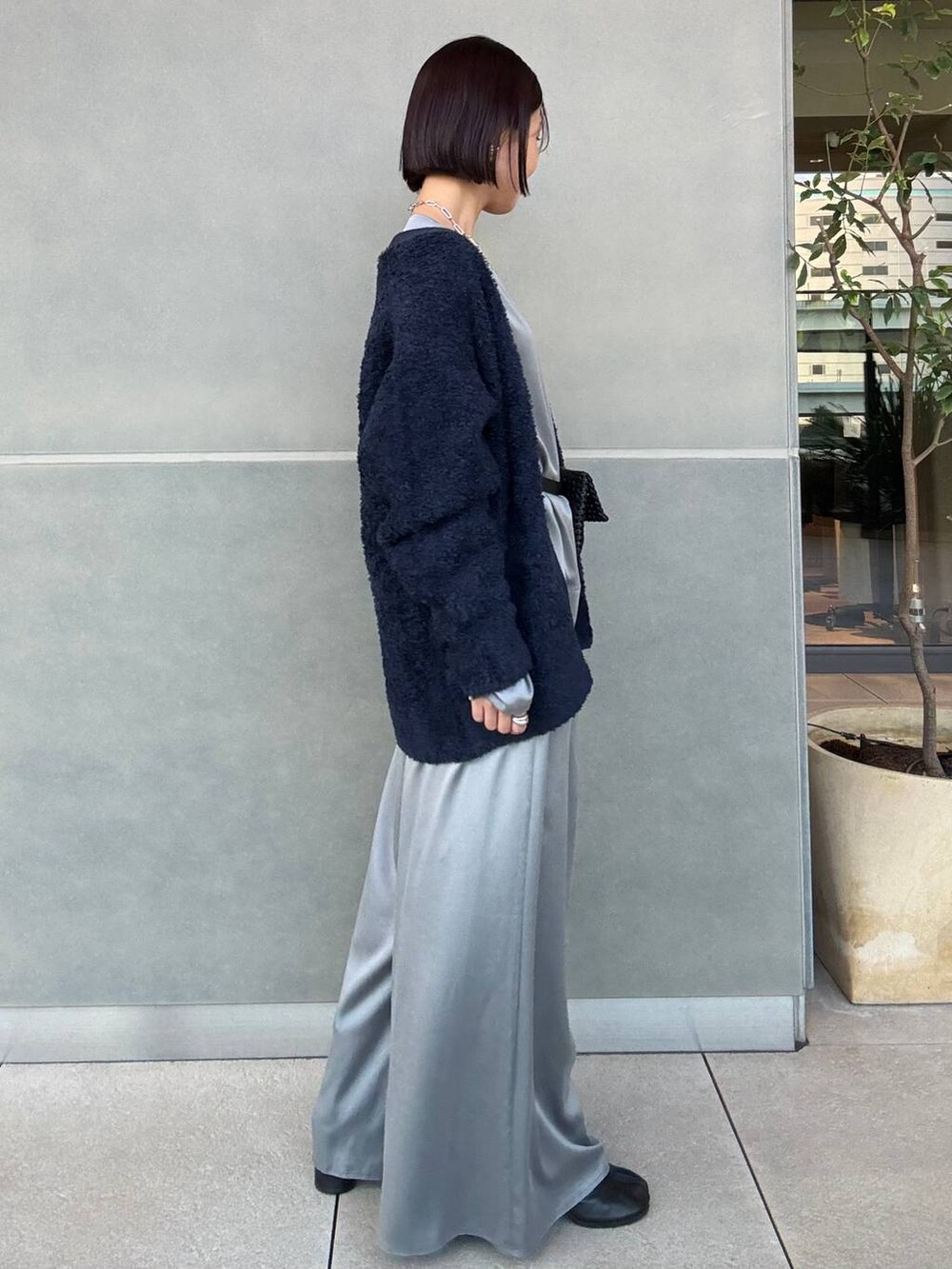 グレー系のその他パンツ、ブルー系のカーディガン/ボレロ、グレー系のノーカラーコートを着用したレディースの冬コーディネートの4枚目の写真