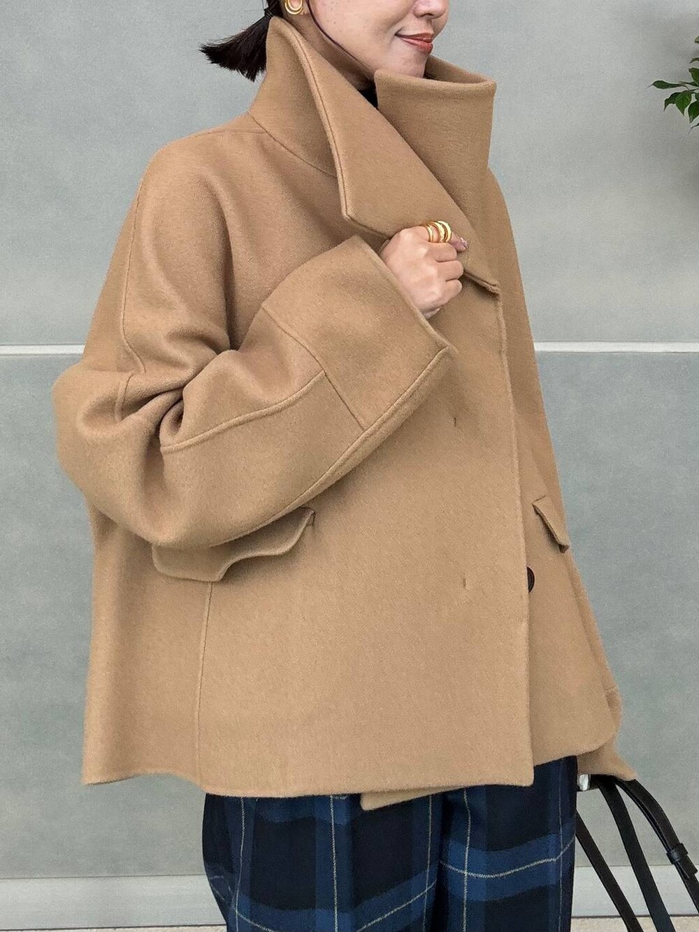 イエロー系のその他アウター、ブルー系のニット/セーター、その他のスラックスを着用したレディースの秋コーディネートの6枚目の写真