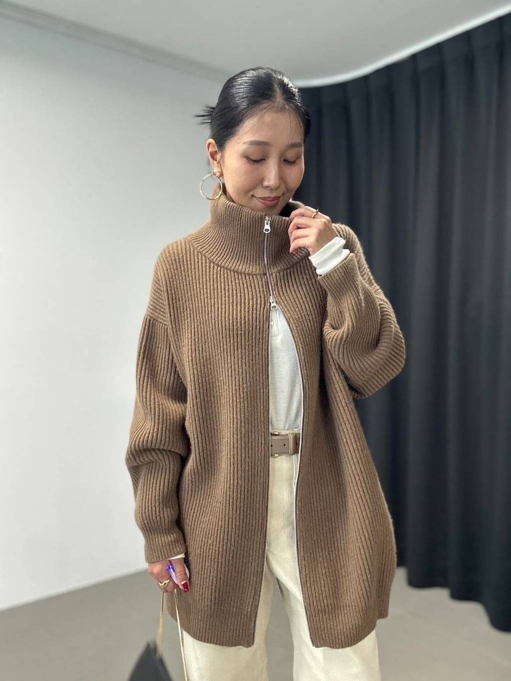 ホワイト系のニット/セーター、イエロー系のブルゾン、ホワイト系のその他パンツを着用したレディースの秋コーディネートの4枚目の写真