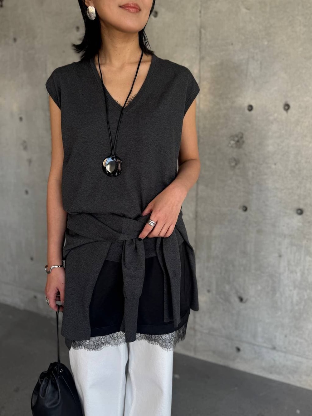 ホワイト系のデニムパンツを着用したレディースの冬コーディネートの4枚目の写真