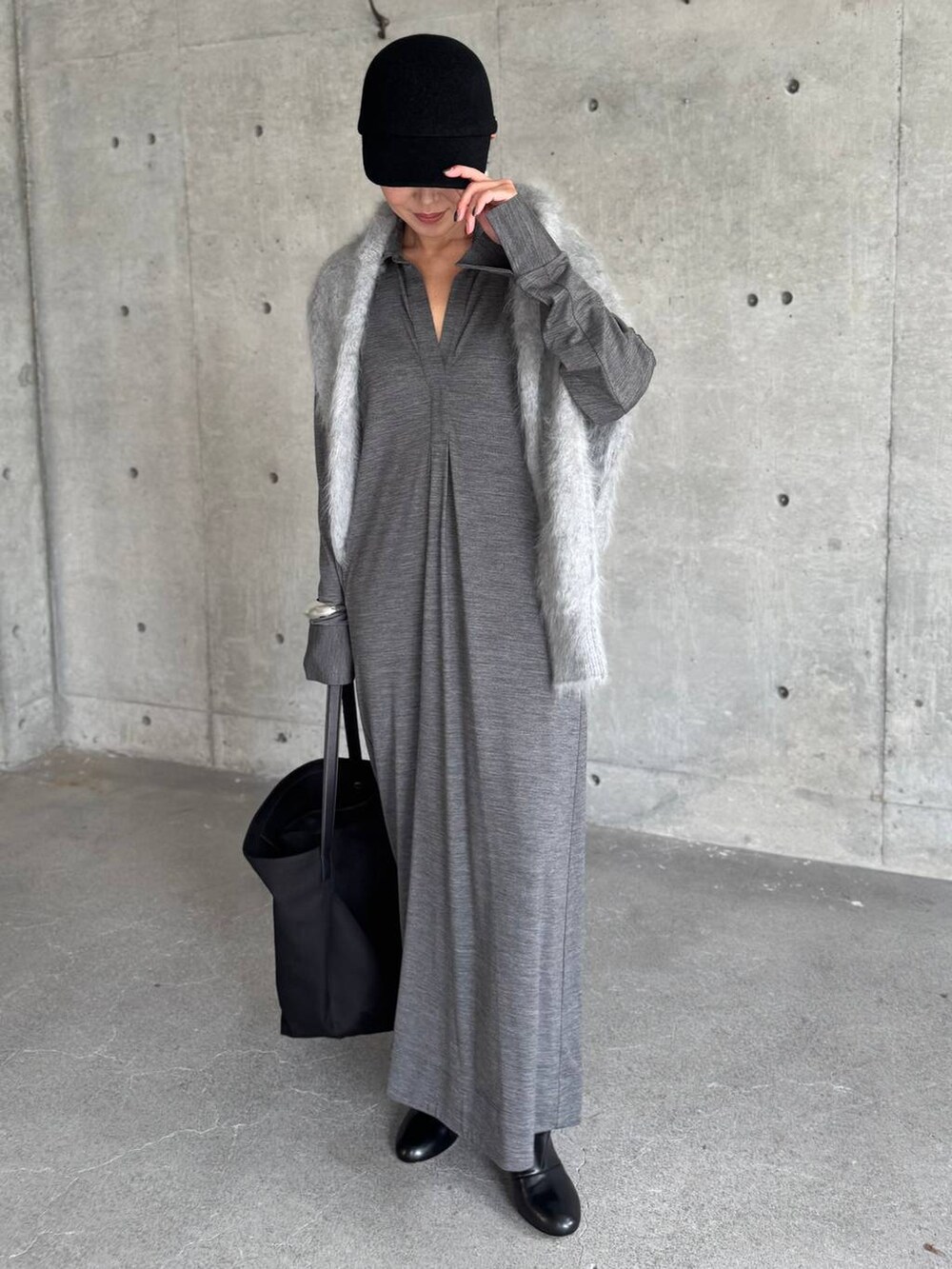 グレー系のワンピース、グレー系のニット/セーターを着用したレディースの秋コーディネートの3枚目の写真