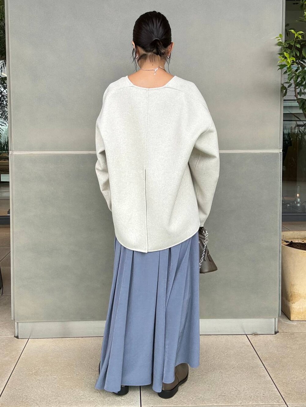 ホワイト系のその他トップス、ブルー系のスカートを着用したレディースの秋コーディネートの5枚目の写真