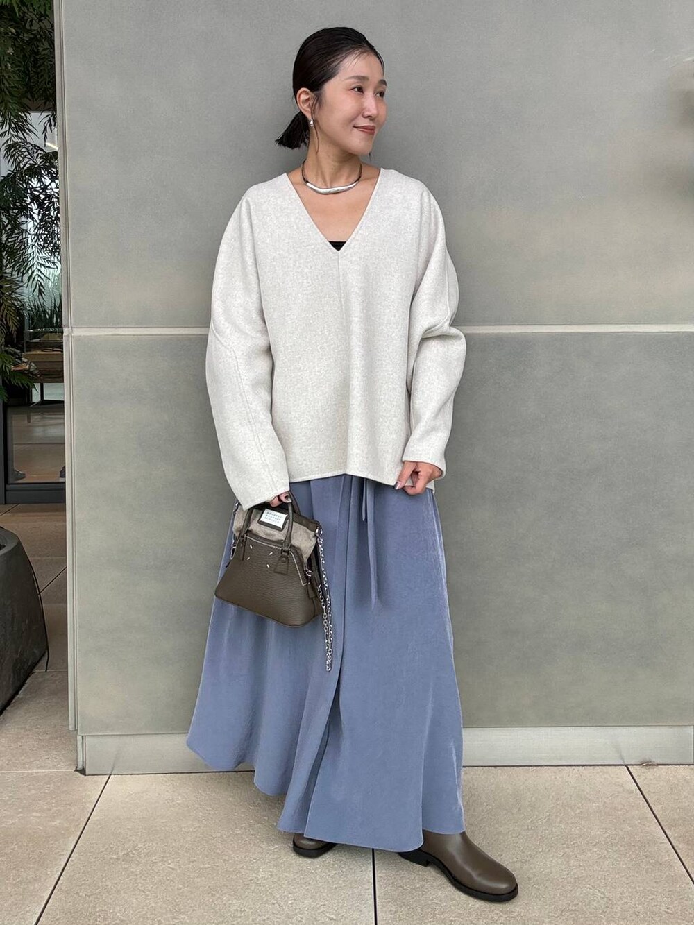ホワイト系のその他トップス、ブルー系のスカートを着用したレディースの秋コーディネートの3枚目の写真