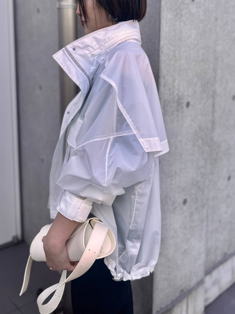 ホワイト系のブルゾン、ブラック系のその他パンツ、ブラック系のシャツ/ブラウスを着用したレディースの夏コーディネートの5枚目の写真