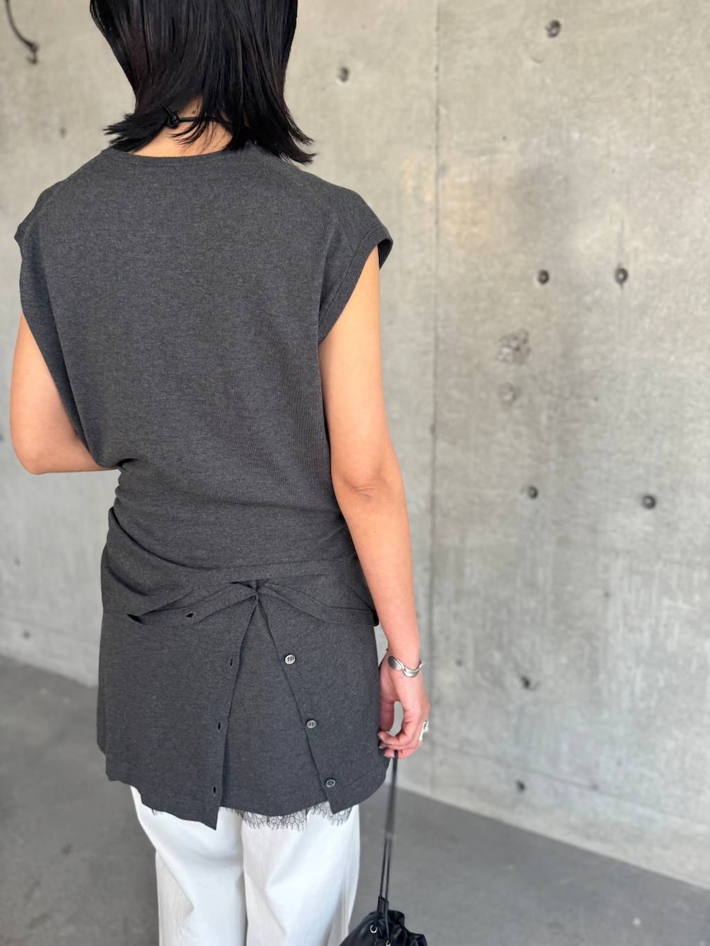 ホワイト系のデニムパンツを着用したレディースの冬コーディネートの5枚目の写真