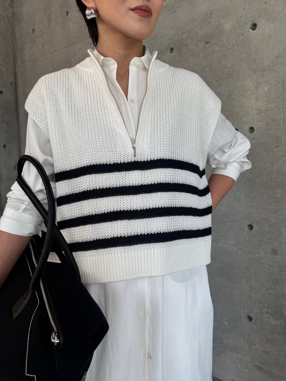 ホワイト系のデニムパンツ、ホワイト系のワンピース、その他のベストを着用したレディースの春コーディネートの6枚目の写真