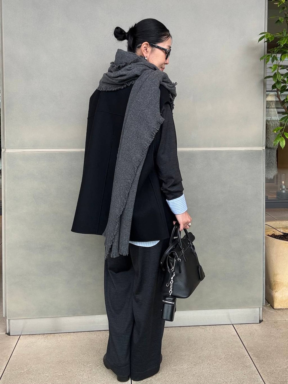 グレー系のその他パンツ、グレー系のTシャツ/カットソー、ブルー系のシャツ/ブラウスを着用したレディースの秋コーディネートの2枚目の写真