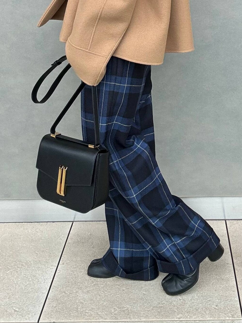 イエロー系のその他アウター、ブルー系のニット/セーター、その他のスラックスを着用したレディースの秋コーディネートの8枚目の写真