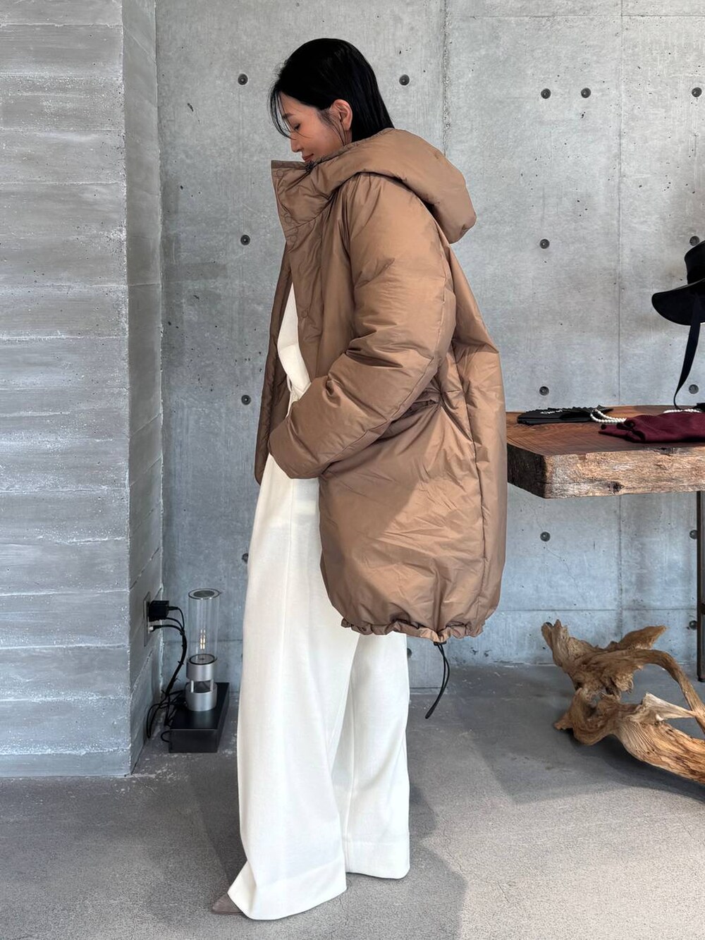 ホワイト系のその他トップス、ホワイト系のスラックス、ホワイト系のシャツ/ブラウスを着用したレディースの秋コーディネートの4枚目の写真