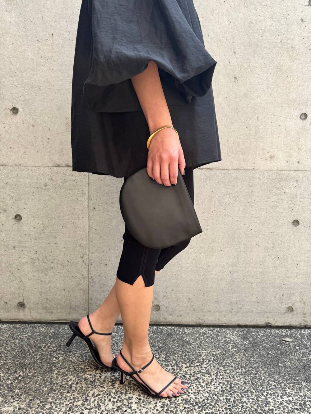 ブラック系のシャツ/ブラウスを着用したレディースの春コーディネートの3枚目の写真