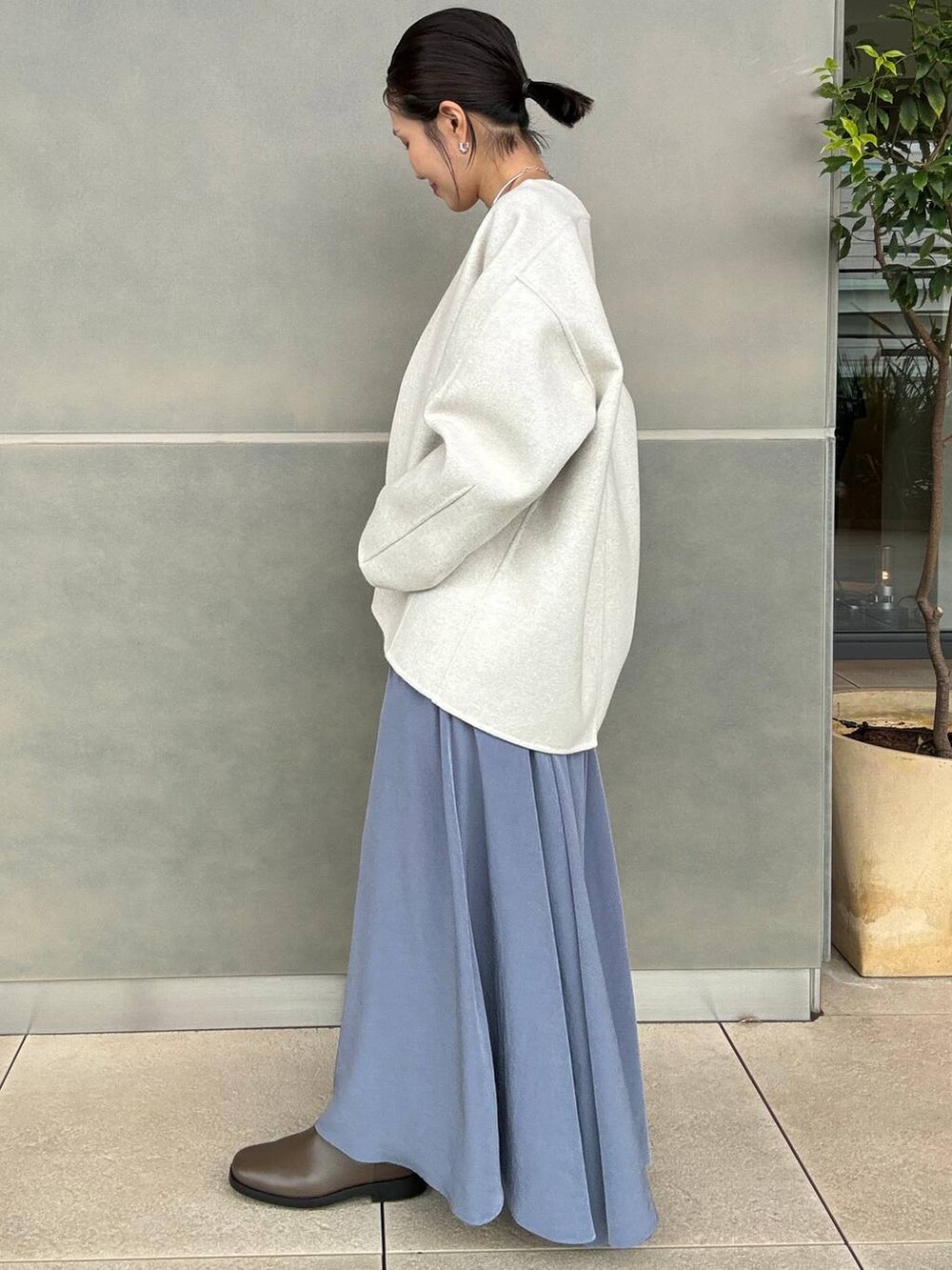 ホワイト系のその他トップス、ブルー系のスカートを着用したレディースの秋コーディネートの4枚目の写真