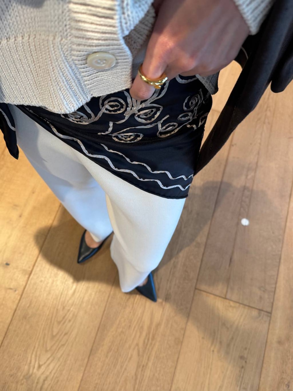 ベージュ系のその他パンツ、ブラウン系のテーラードジャケット、ベージュ系のカーディガン/ボレロを着用したレディースの冬コーディネートの9枚目の写真