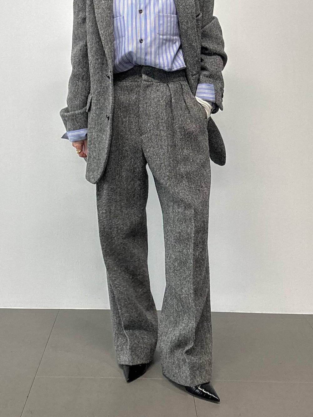 グレー系のその他パンツ、グレー系のテーラードジャケット、グレー系のマフラーを着用したレディースの秋コーディネートの6枚目の写真