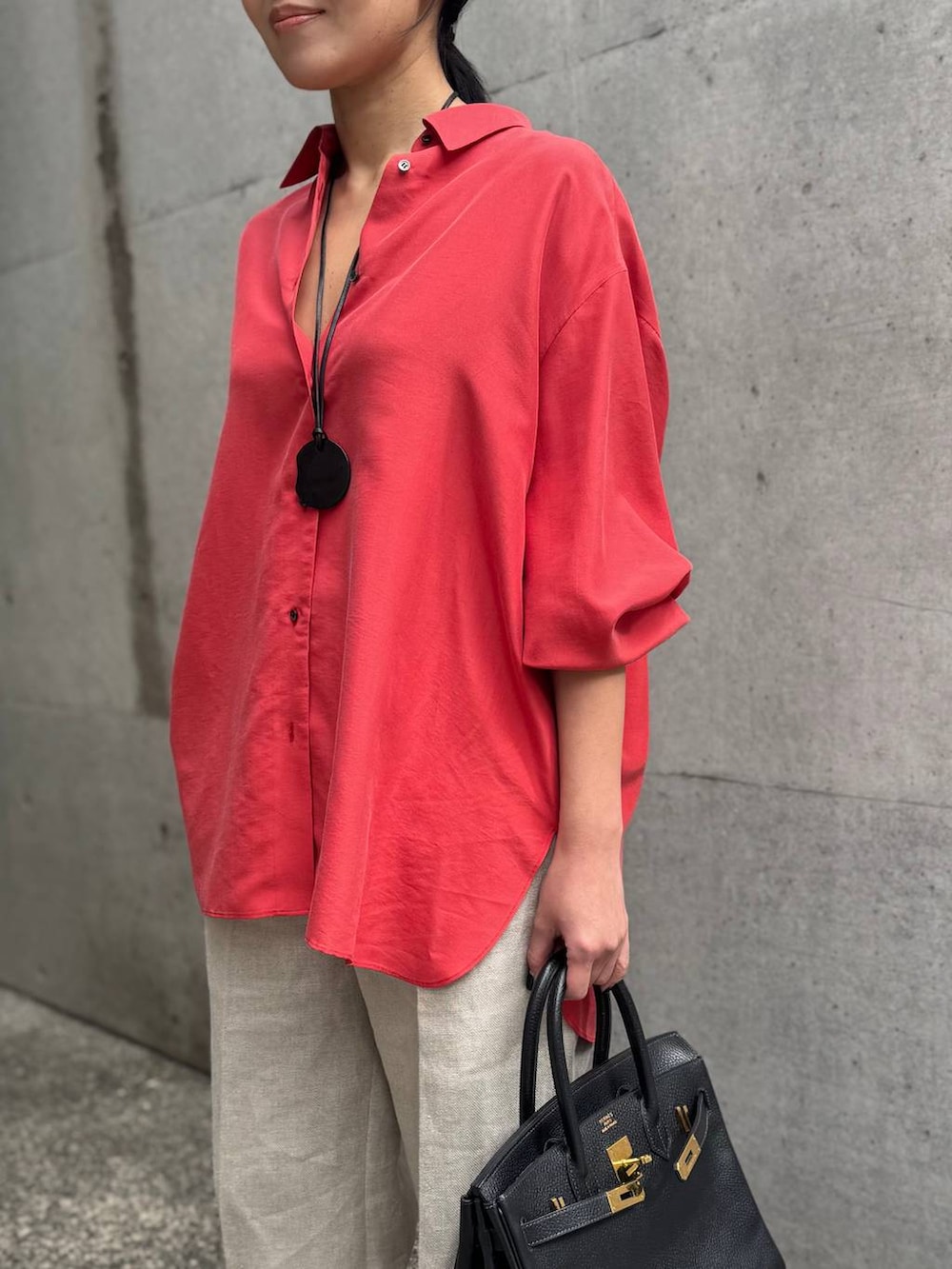 レッド系のシャツ/ブラウス、ホワイト系のスラックスを着用したレディースの春コーディネートの4枚目の写真