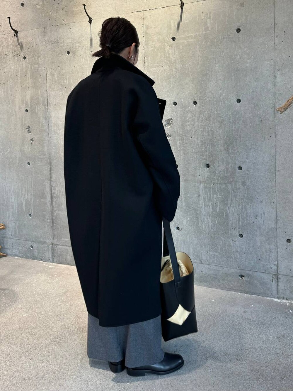 ホワイト系のTシャツ/カットソー、ブラック系のブーツ、ブラック系のその他アウターを着用したレディースの秋コーディネートの8枚目の写真