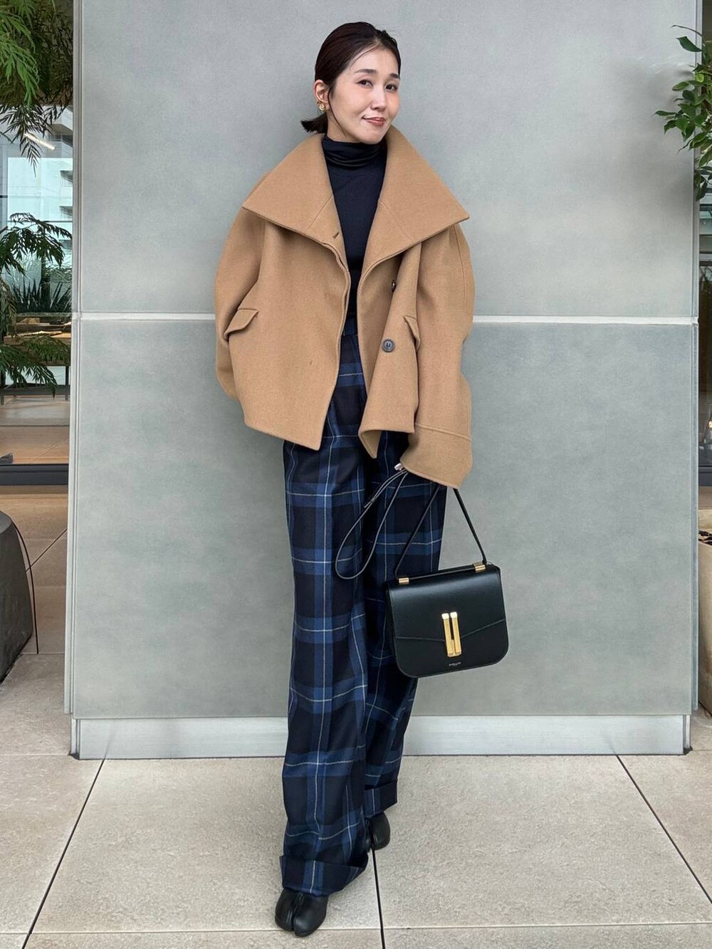 イエロー系のその他アウター、ブルー系のニット/セーター、その他のスラックスを着用したレディースの秋コーディネートの2枚目の写真