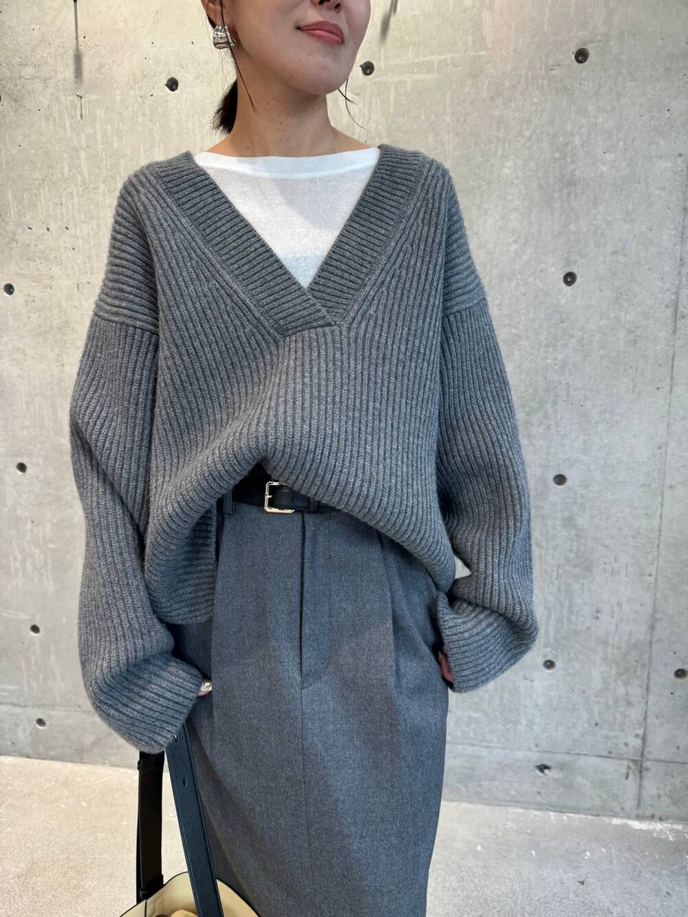 ホワイト系のTシャツ/カットソー、ブラック系のブーツ、ブラック系のその他アウターを着用したレディースの秋コーディネートの5枚目の写真