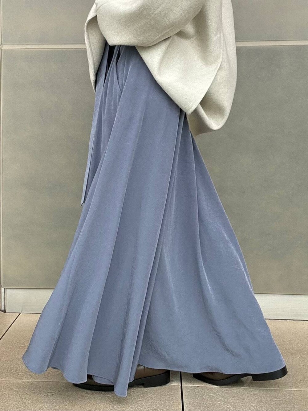 ホワイト系のその他トップス、ブルー系のスカートを着用したレディースの秋コーディネートの8枚目の写真