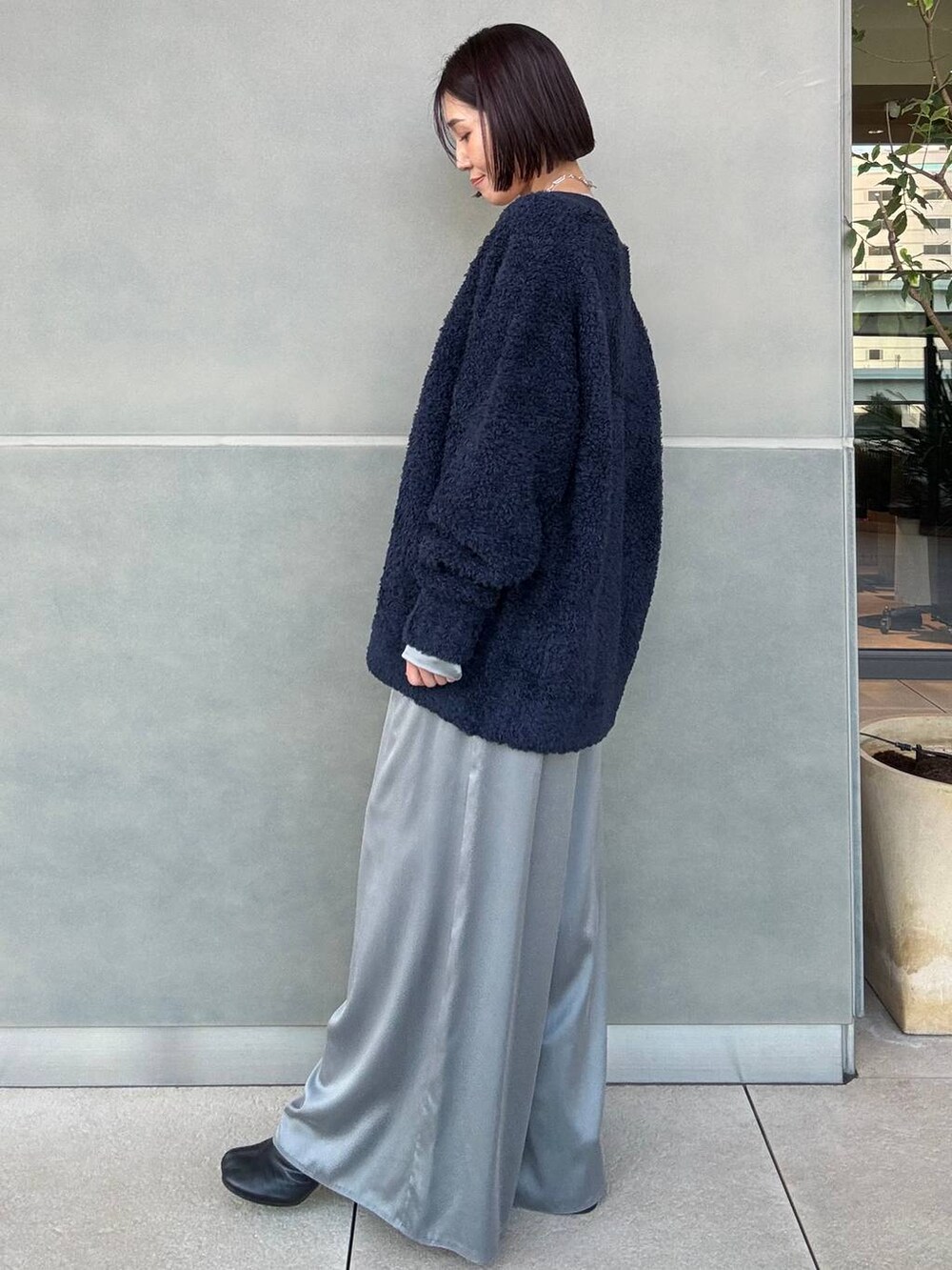 グレー系のその他パンツ、ブルー系のカーディガン/ボレロ、グレー系のノーカラーコートを着用したレディースの冬コーディネートの6枚目の写真
