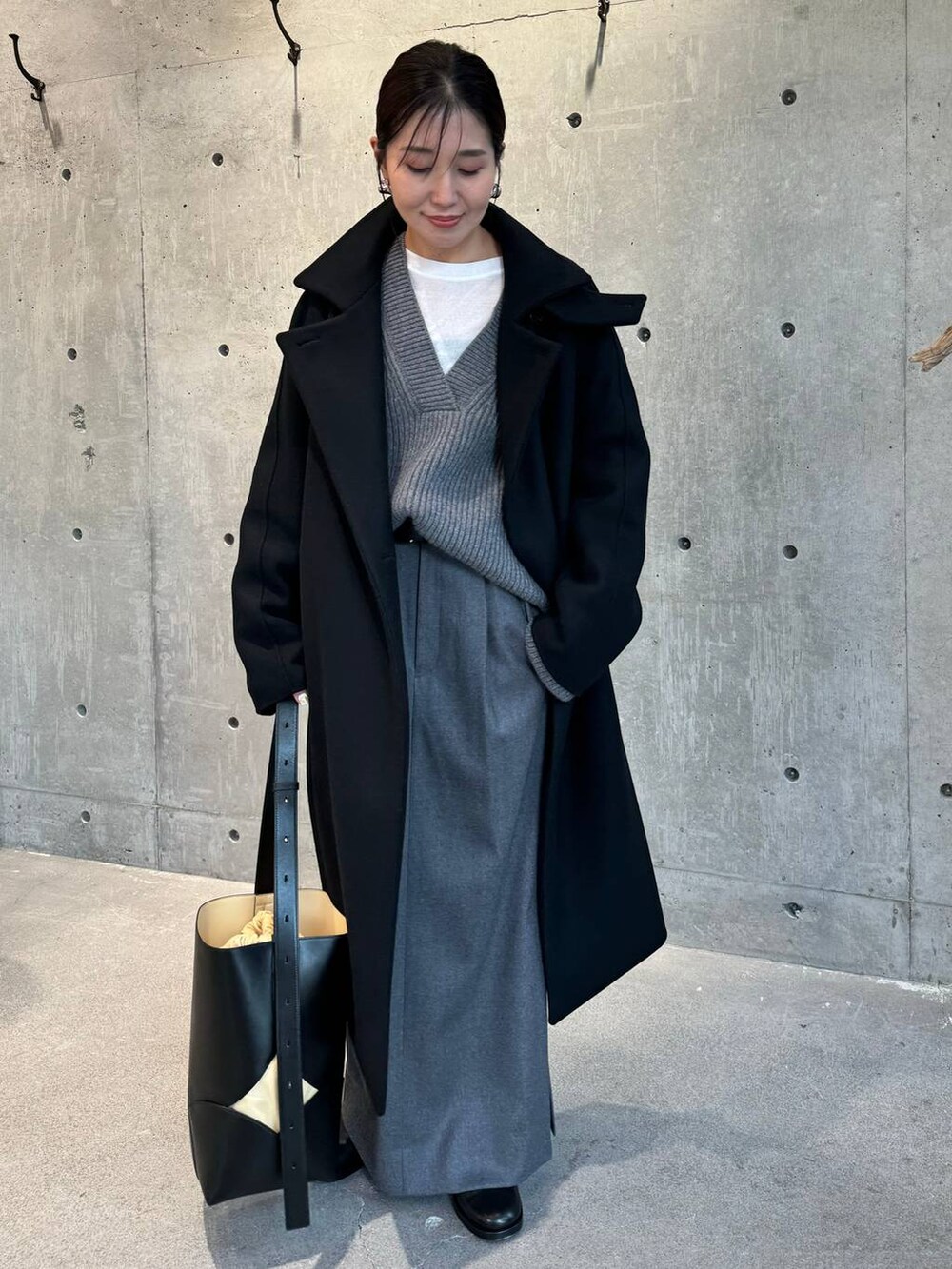 ホワイト系のTシャツ/カットソー、ブラック系のブーツ、ブラック系のその他アウターを着用したレディースの秋コーディネートの9枚目の写真