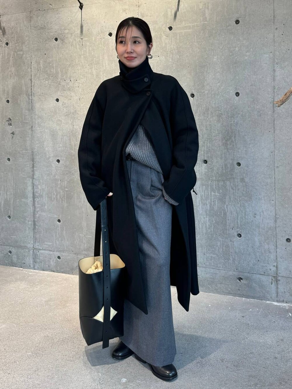 ホワイト系のTシャツ/カットソー、ブラック系のブーツ、ブラック系のその他アウターを着用したレディースの秋コーディネートの6枚目の写真