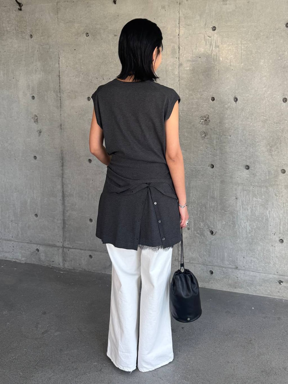 ホワイト系のデニムパンツを着用したレディースの冬コーディネートの3枚目の写真