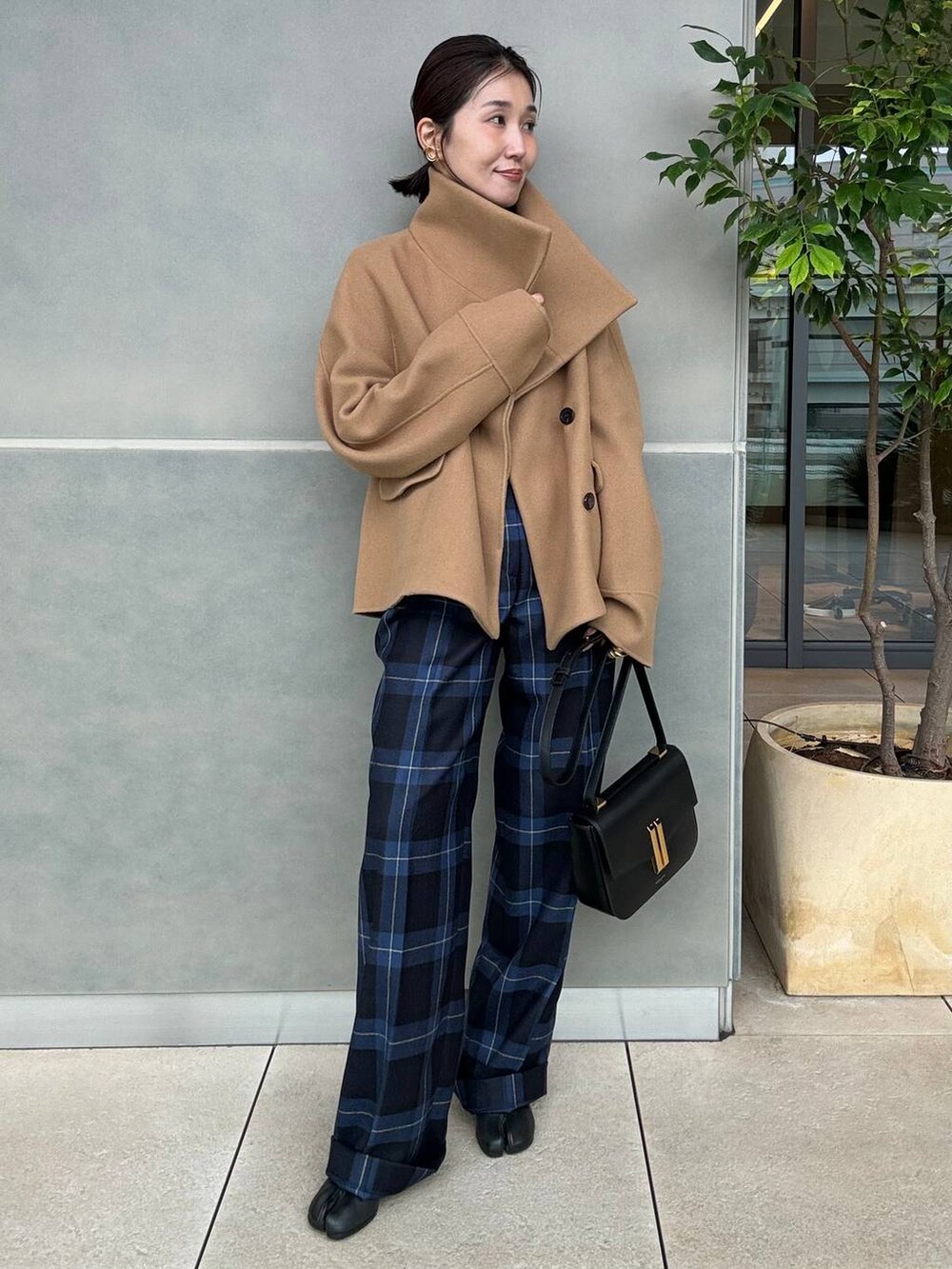 イエロー系のその他アウター、ブルー系のニット/セーター、その他のスラックスを着用したレディースの秋コーディネートの3枚目の写真