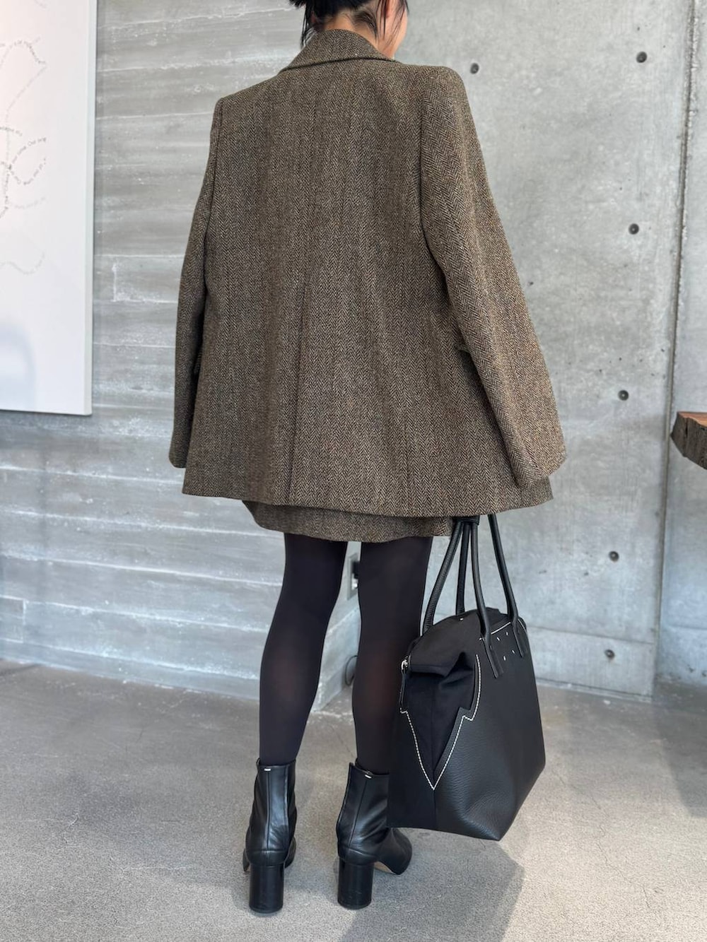 ブルー系のニット/セーター、ブルー系のニット/セーター、ブラウン系のテーラードジャケットを着用したレディースの秋コーディネートの9枚目の写真