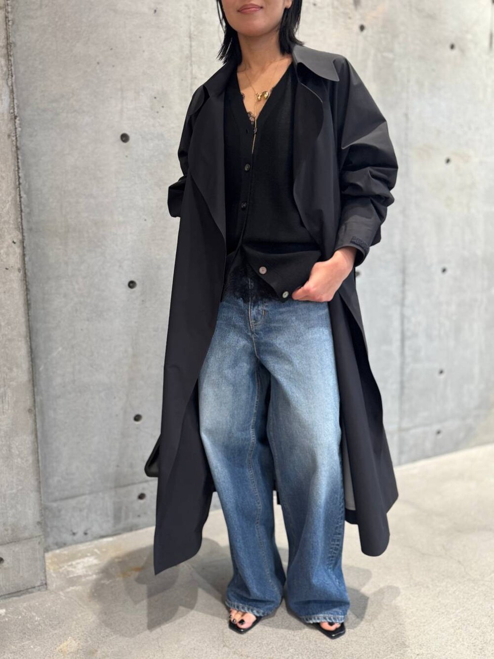 ブルー系のデニムパンツ、ブラック系のカーディガン/ボレロを着用したレディースの冬コーディネートの7枚目の写真