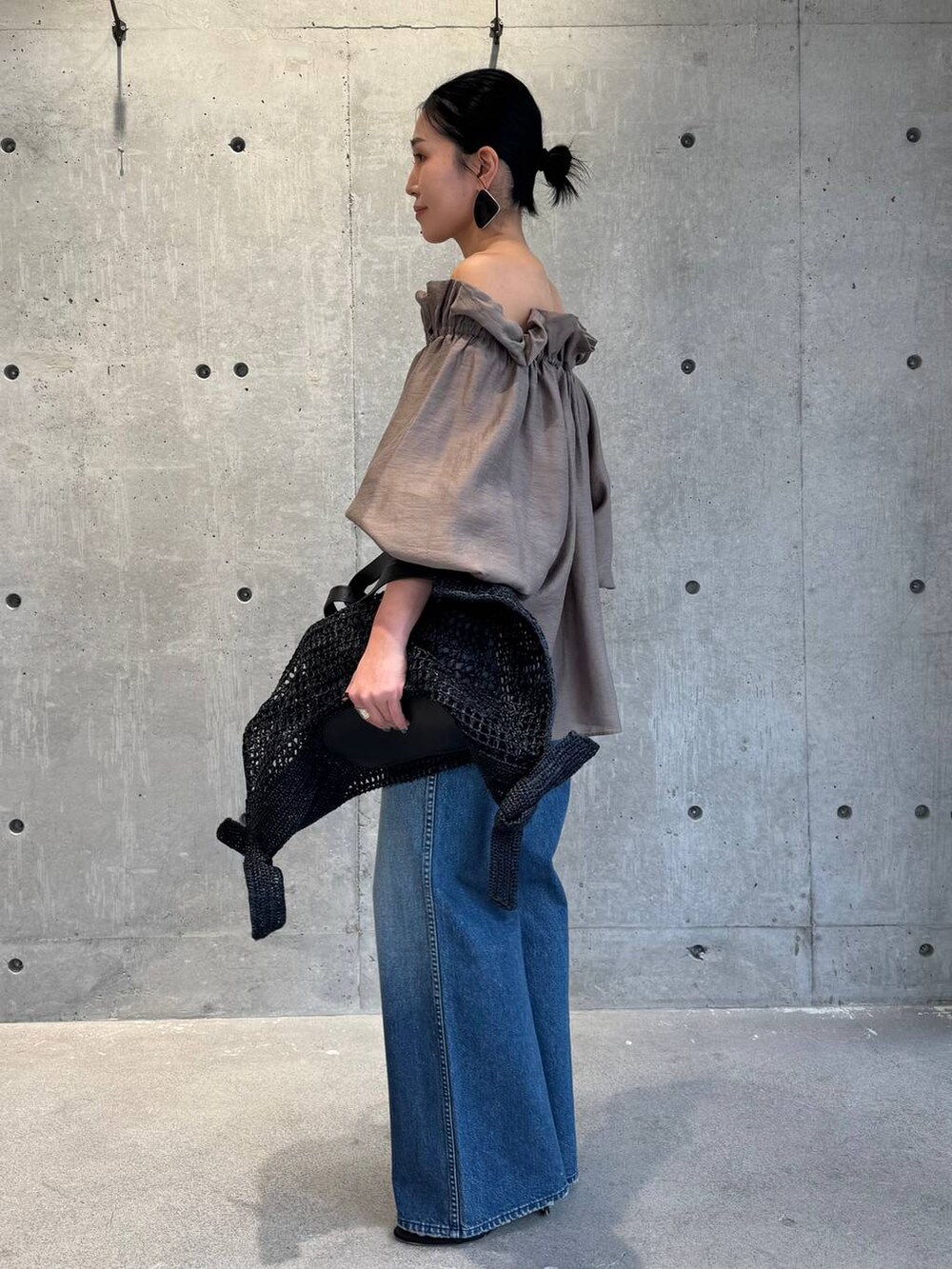 ブラウン系のシャツ/ブラウス、ブルー系のデニムパンツを着用したレディースの春コーディネートの2枚目の写真