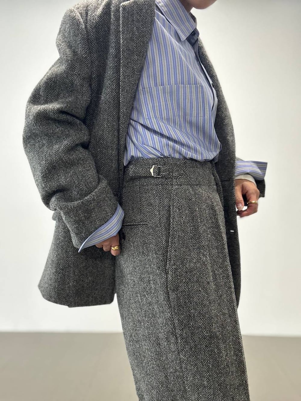 グレー系のその他パンツ、グレー系のテーラードジャケット、グレー系のマフラーを着用したレディースの秋コーディネートの7枚目の写真