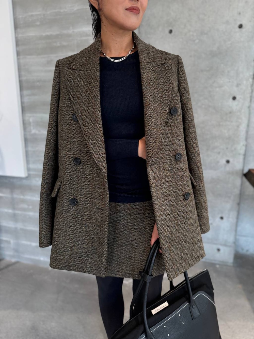 ブルー系のニット/セーター、ブルー系のニット/セーター、ブラウン系のテーラードジャケットを着用したレディースの秋コーディネートの5枚目の写真