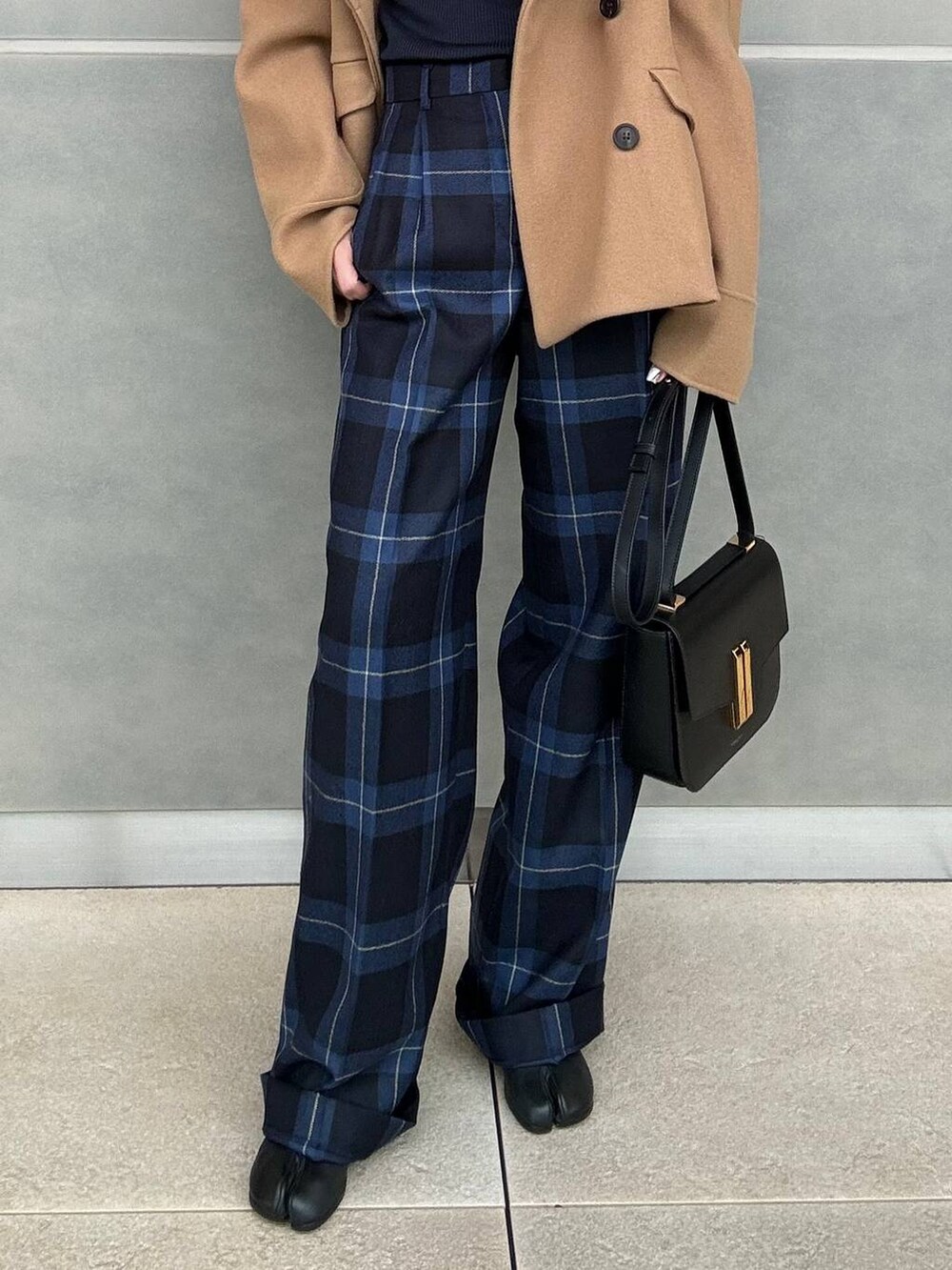 イエロー系のその他アウター、ブルー系のニット/セーター、その他のスラックスを着用したレディースの秋コーディネートの7枚目の写真