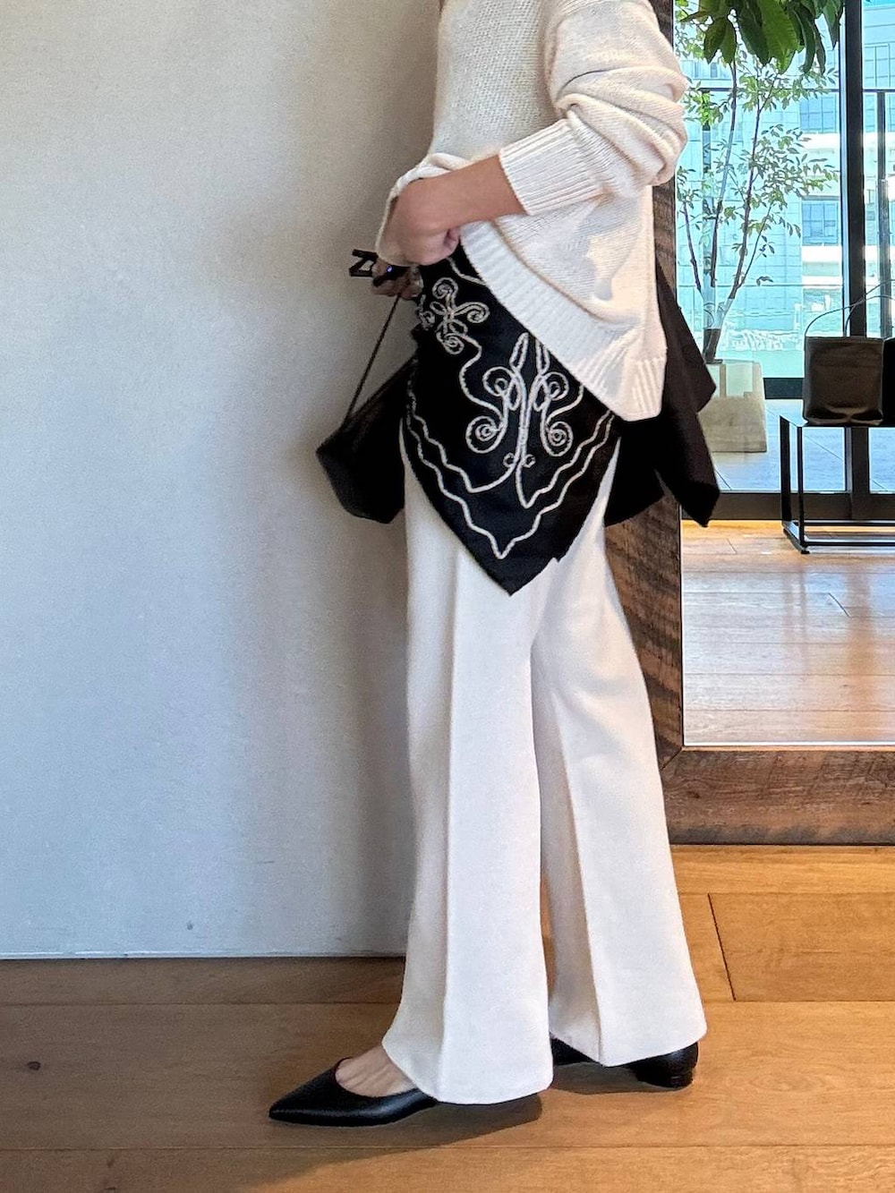 ベージュ系のその他パンツ、ブラウン系のテーラードジャケット、ベージュ系のカーディガン/ボレロを着用したレディースの冬コーディネートの5枚目の写真