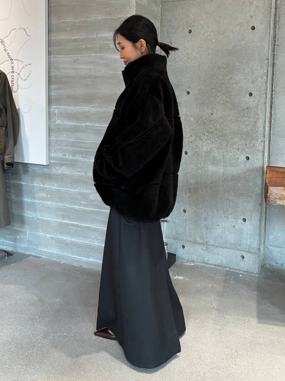 ブルー系のニット/セーター、ブラック系のベルトを着用したレディースの秋コーディネートの2枚目の写真