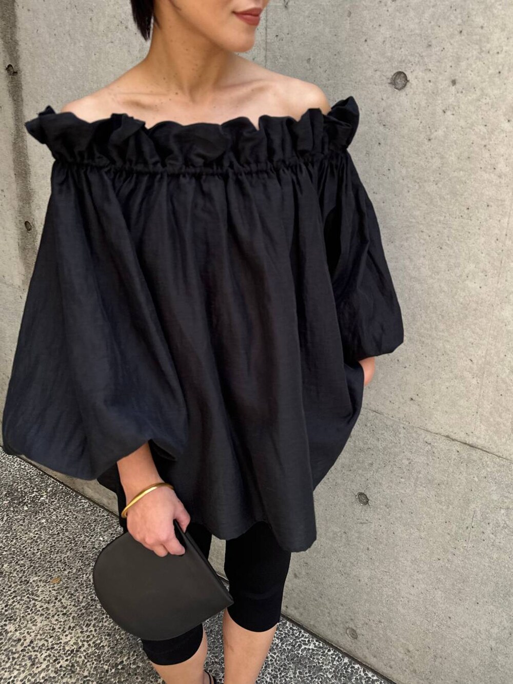 ブラック系のシャツ/ブラウスを着用したレディースの春コーディネートの2枚目の写真