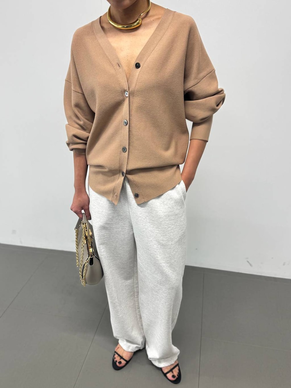 グレー系のスウェットパンツ、ブラウン系のカーディガン/ボレロを着用したレディースの冬コーディネートの5枚目の写真